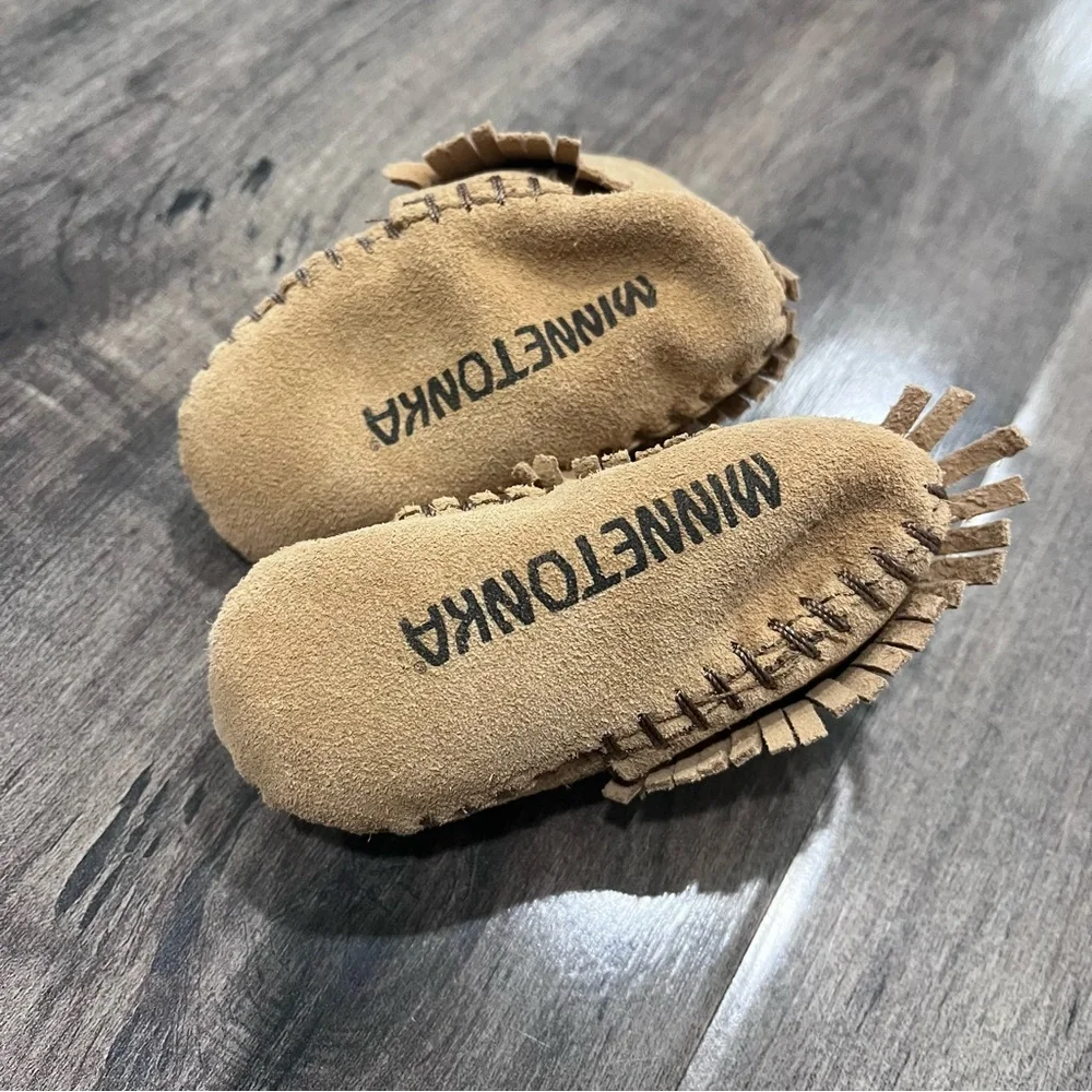 MINNETONKA Riley Bootie 1167 Tan fringed moccasins , size 0 , NIB New